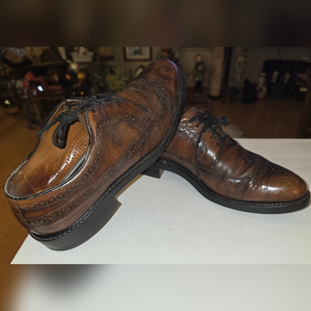 Men's Dress shoe size 9 Nice leather shoe.